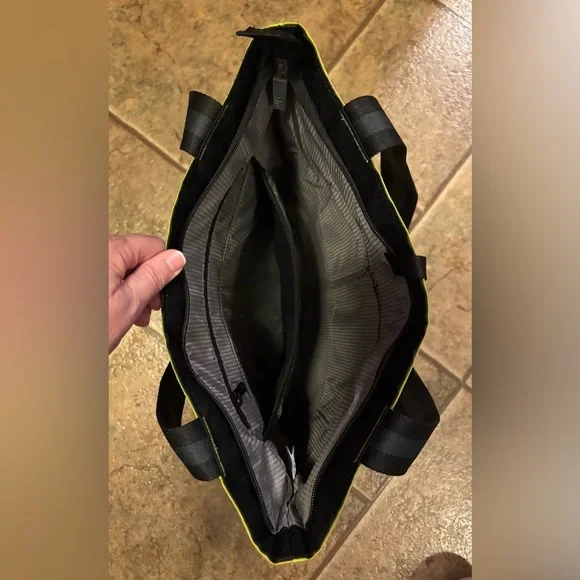 NWT Sherpani Sloan Tote - Picture 5 of 8